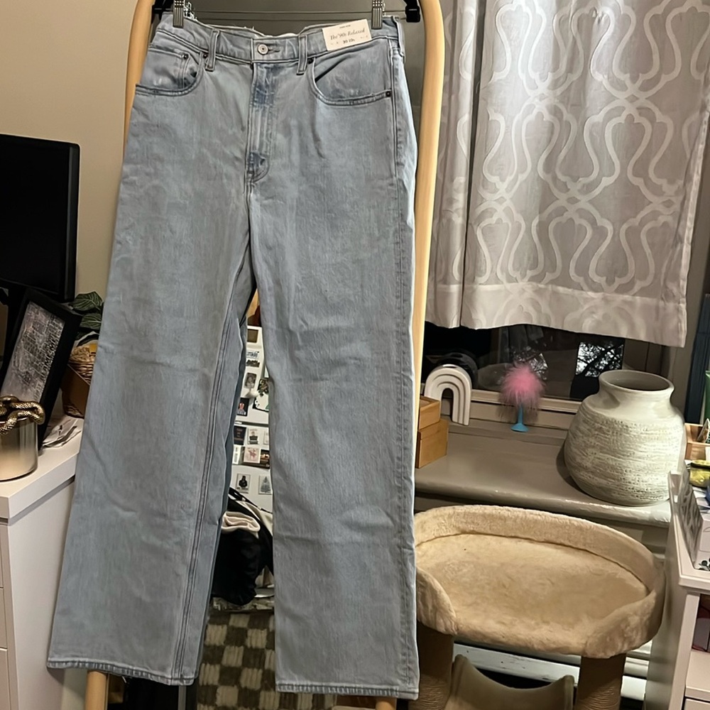 NWT Abercrombie & Fitch high rise 90’s relaxed jeans light wash.